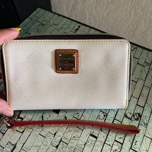 Dooney and Bourke white wallet with wristlet